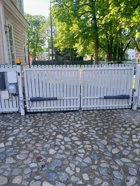 Tiibvärav — Vabariigi Presidendi Kantselei, Tallinn