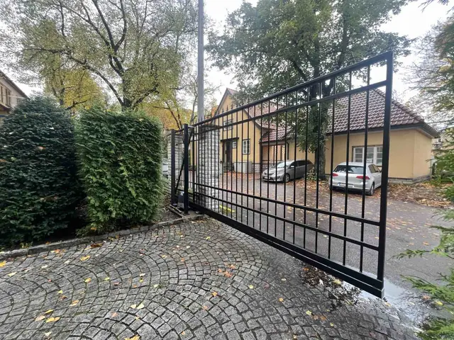 Liugvärav — Tšehhi Vabariigi Suursaatkond, Lahe 4, Tallinn